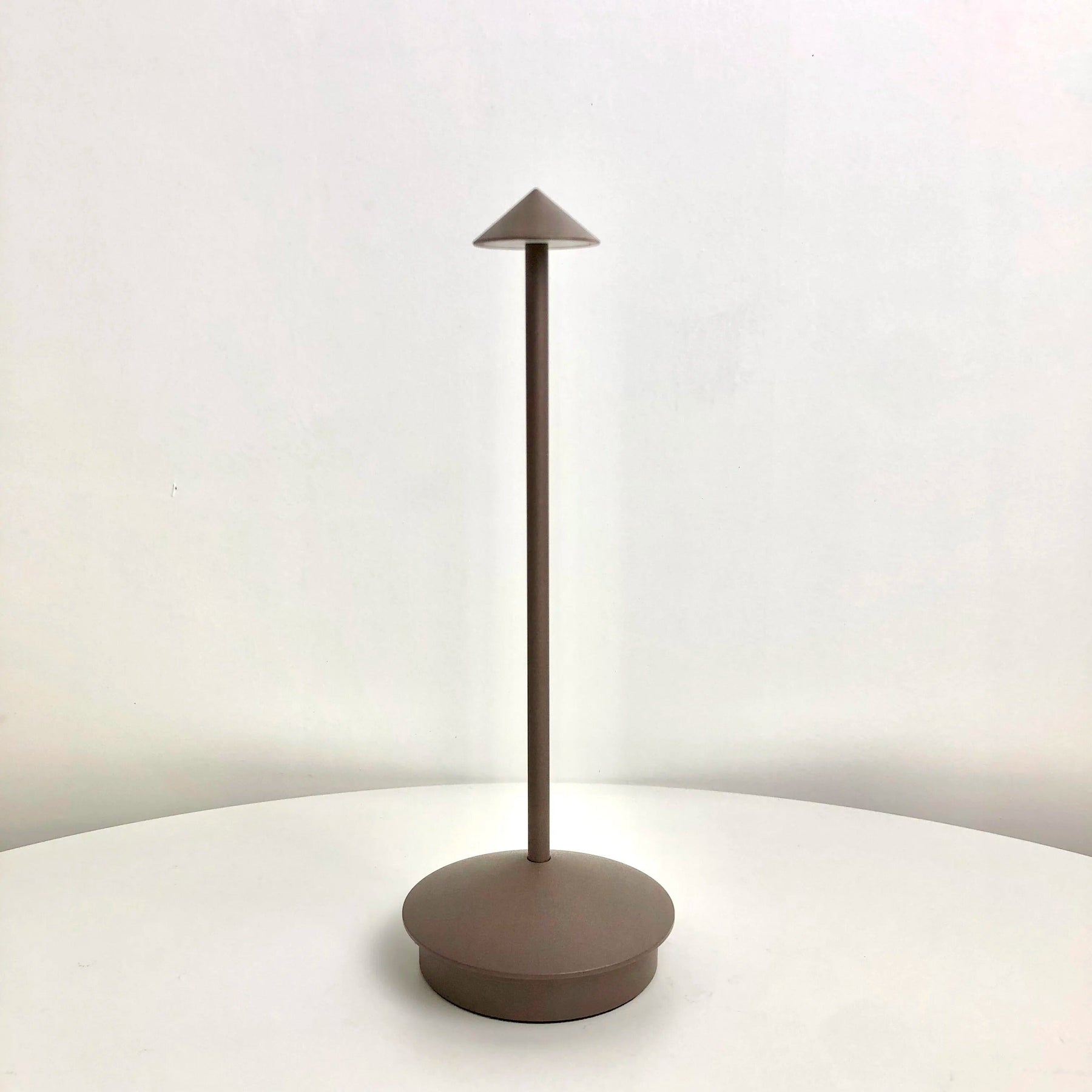Luminária de Mesa Recarregável Minimalista Stillus - eFlix